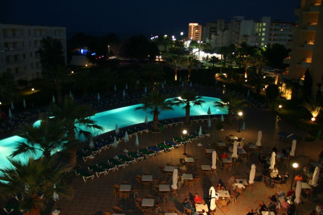 Pool bei Nacht allsun App.-Hotel Orient Beach