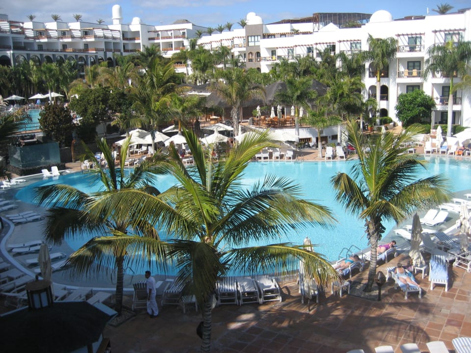 Poolanlage mit Palmen Princesa Yaiza Suite Hotel Resort