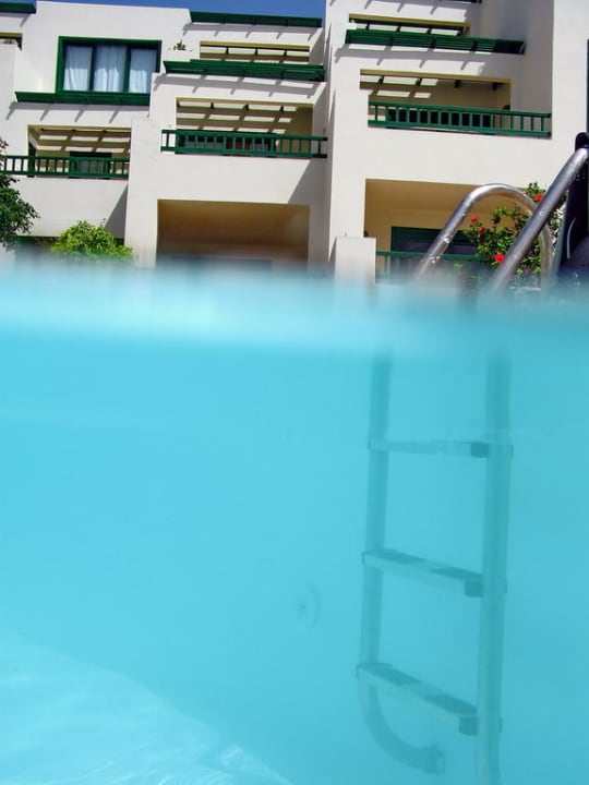 Poolwasser und Boden ist sauber Neptuno Suites - Adults only