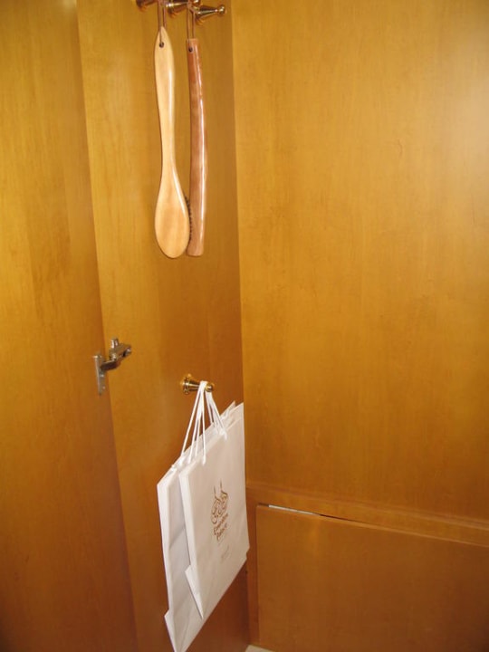 Im beleuchteten Kleiderschrank Emirates Palace Mandarin Oriental