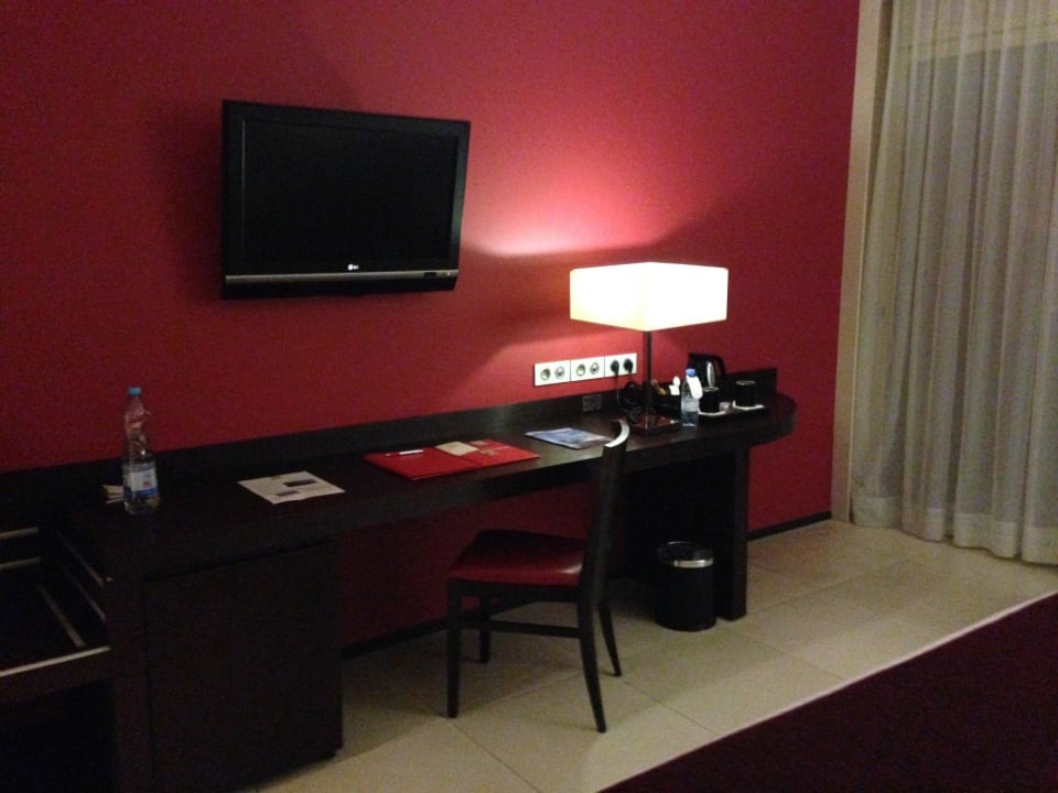Schreibtisch, Fernseher Hotel Terrou Bi