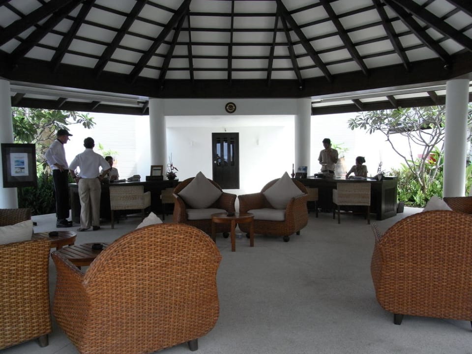 Lobby Hotel The Racha