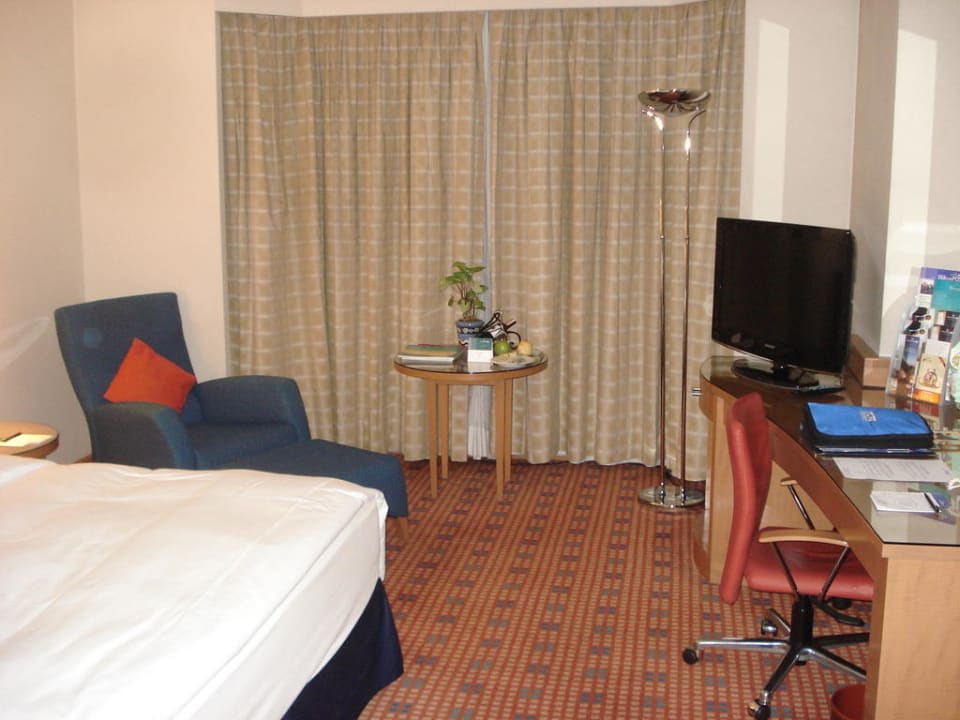 Blick ins Zimmer, auf den Arbeitsbereich Ankara HiltonSA