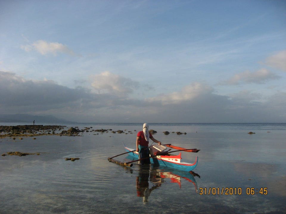 Boot auf dem Riff bei Ebbe Love's Lodge & Resort