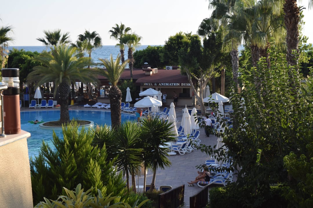 Blick von der Terrasse in den Garten Hotel Grand Side