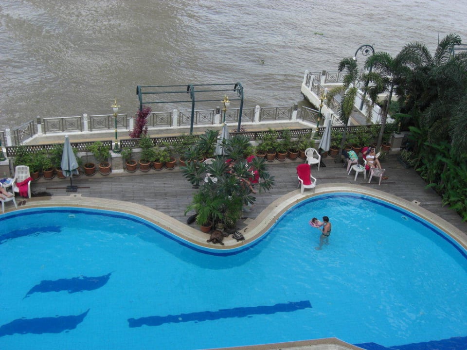 Pool im Garten, vom Zimmerfenster aus gesehen Hotel New Siam Riverside