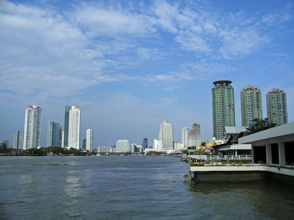 Blick flussaufwärts vom Hotelsteg Ramada Plaza by Wyndham Bangkok Menam Riverside