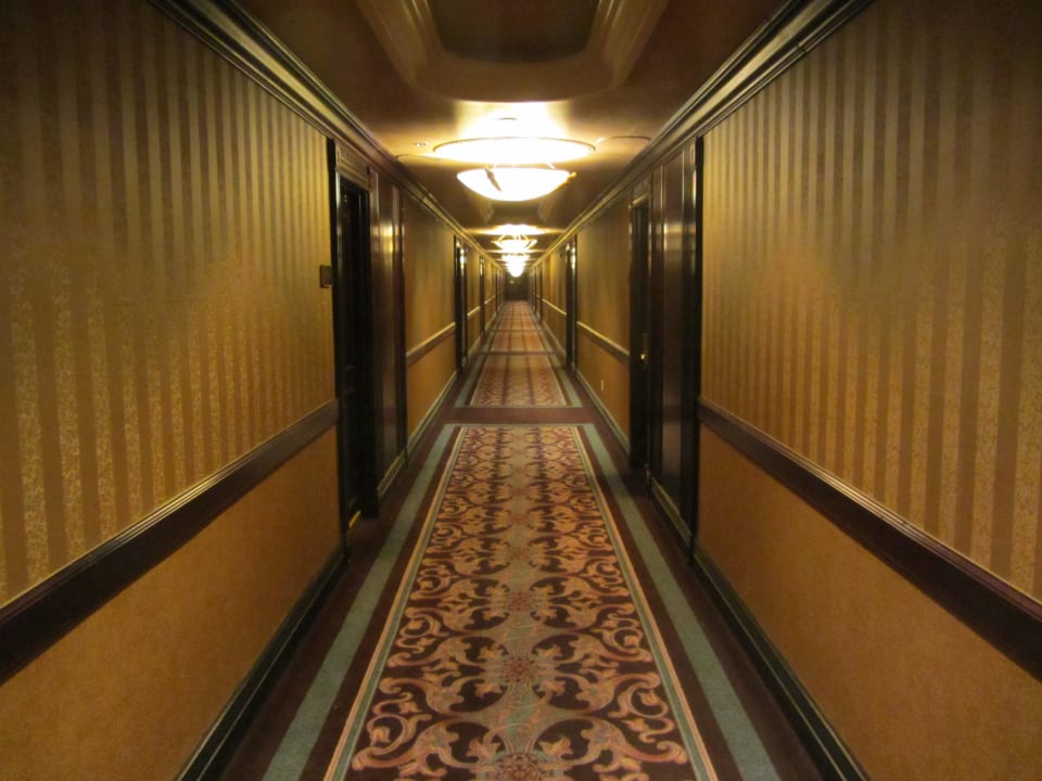 Ein langer Gang zu den Zimmern The Orleans Hotel & Casino
