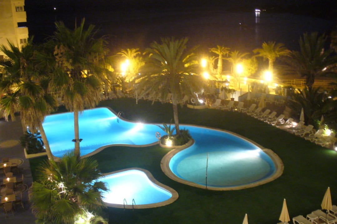 Pool am Abend Hotel-Apartamentos Blau Parc