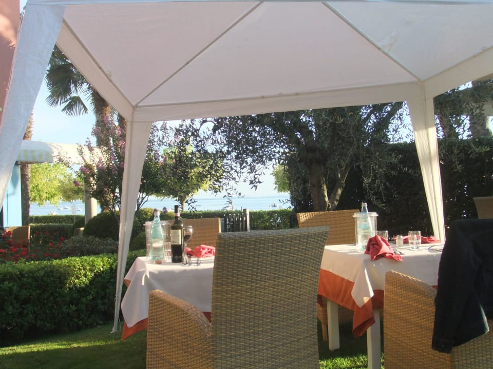 Tische im Garten  Hotel Sportsman