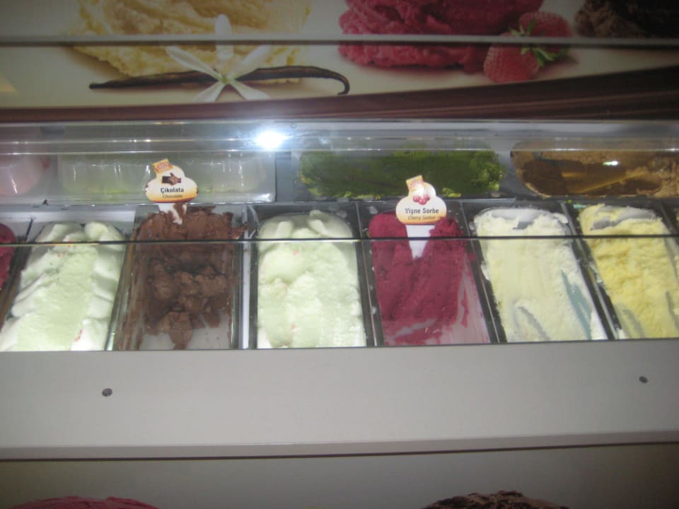 Leckeres Eis in der Patisserie Adalya Ocean Deluxe