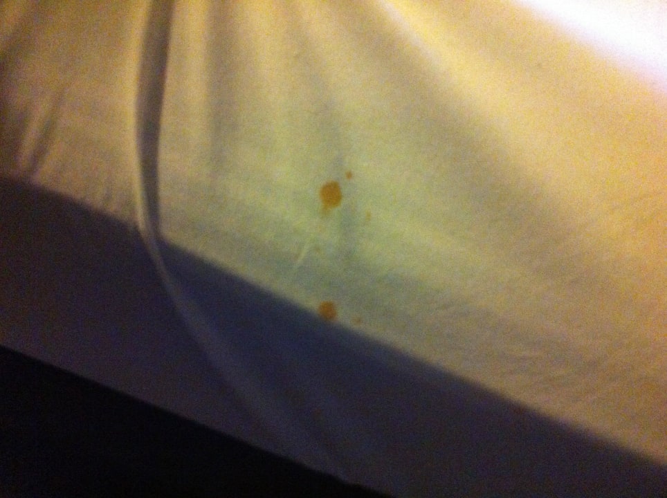 Flecken auf der Bettwäsche Kata Palm Resort & Spa