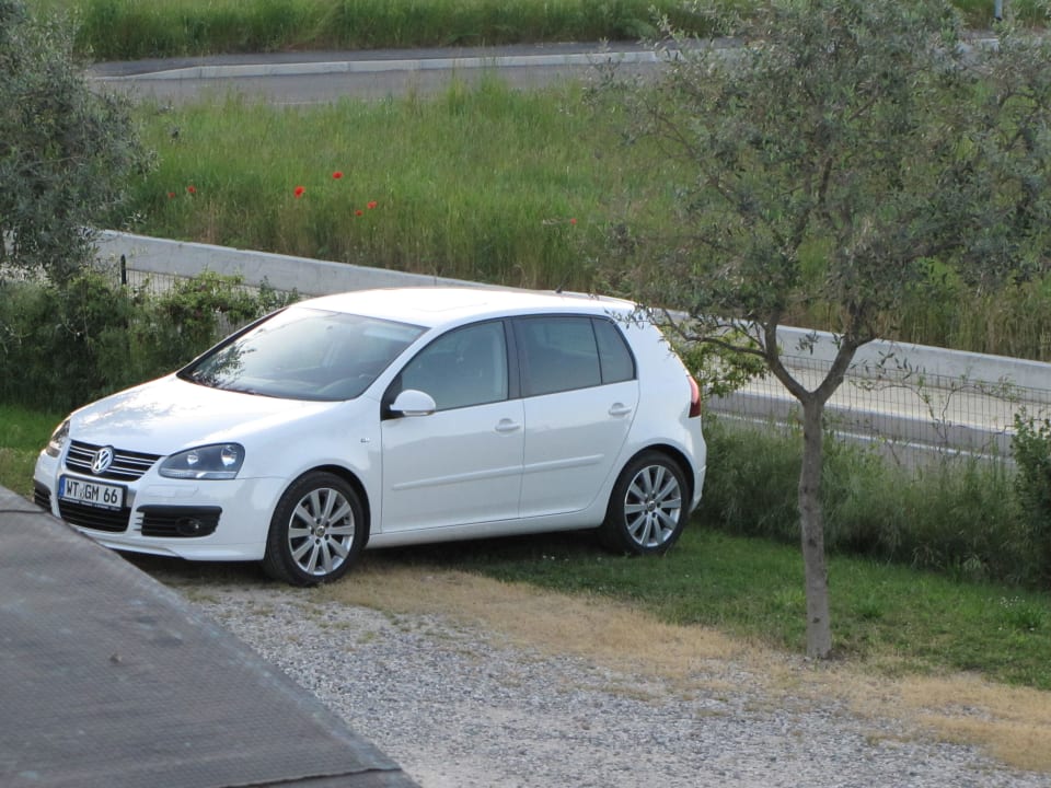 Parkplatz vor dem Haus Agriturismo Lizzarola Di Merlin Mariagrazia