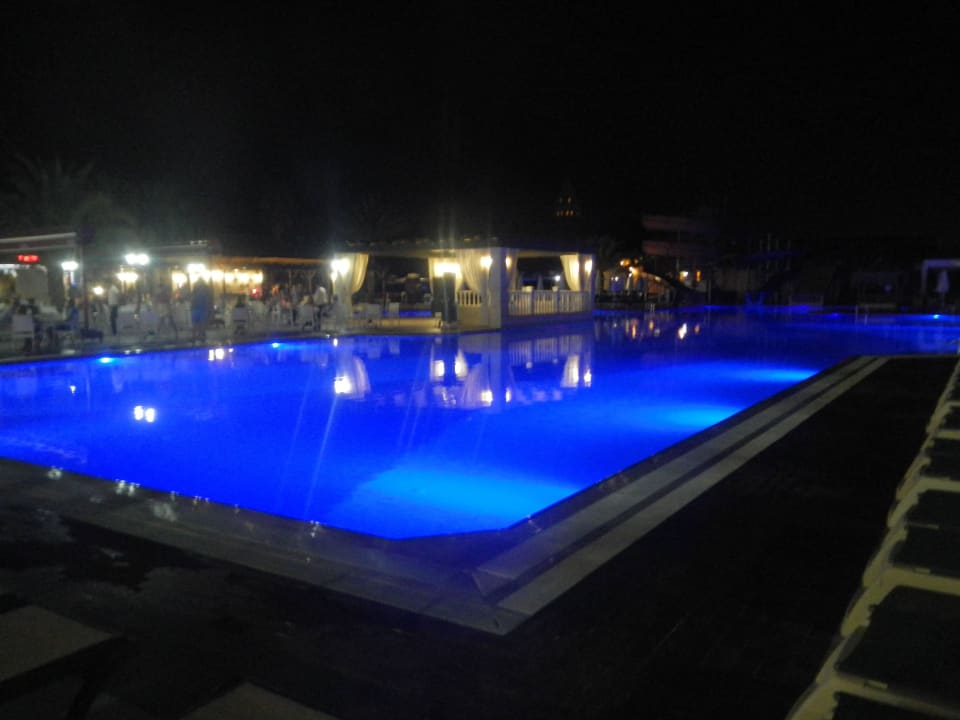 Pool am Abend Hotel Club Nena