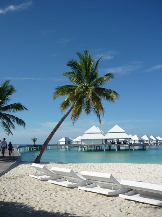 Blick von der Insel auf die Wasservillen Diamonds Thudufushi