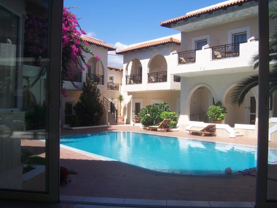 Blick von der Rezeption auf den "Hof" Hotel Little Inn