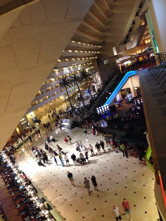 Ausblick ins Innere vom Zimmerflur Luxor Hotel & Casino
