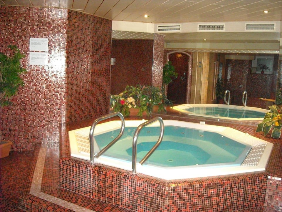 Jaccuzzi River Hotel Post