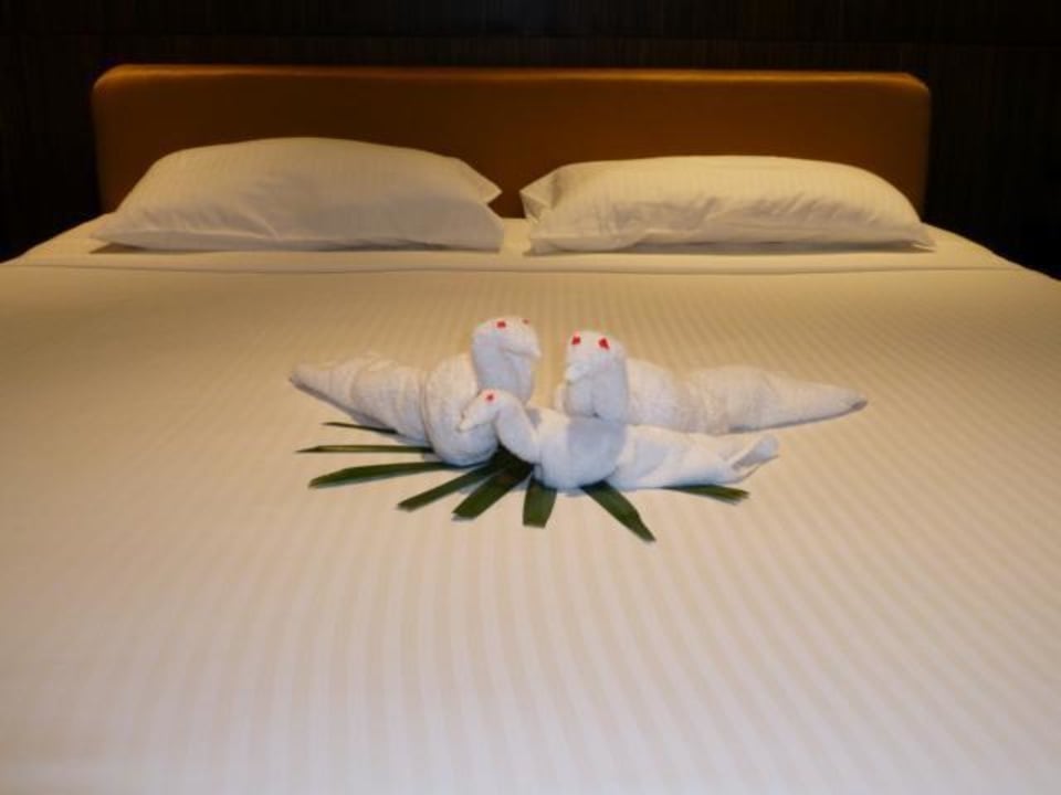 Doppelbett mit Kunstwerk aus Handtüchern EKHO Surf