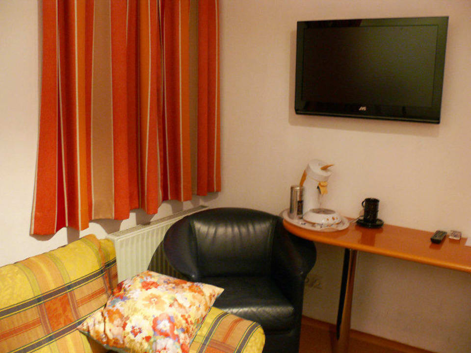 Sofa, Schreibtisch und TV Bed & Rooms Wörgl