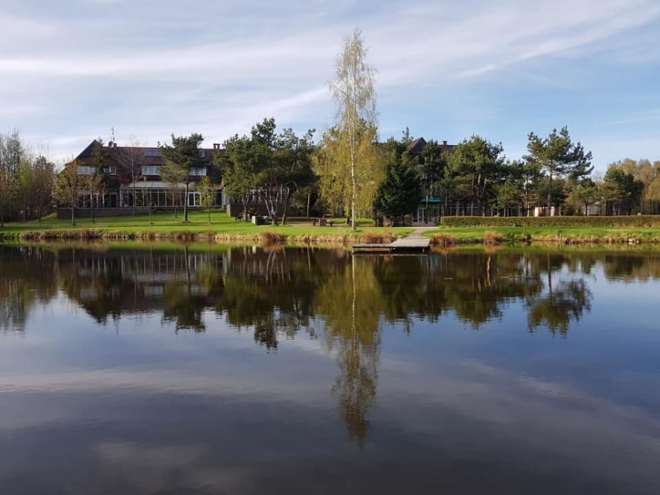 Widok na Hotel i staw Hotel Kozi Gród