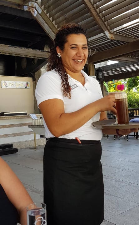 FIKRIYE eine freundliche Kellnerin Trendy Aspendos Beach Hotel