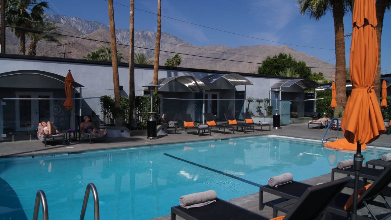 Pool vor den Zimmern The Palm Springs Hotel