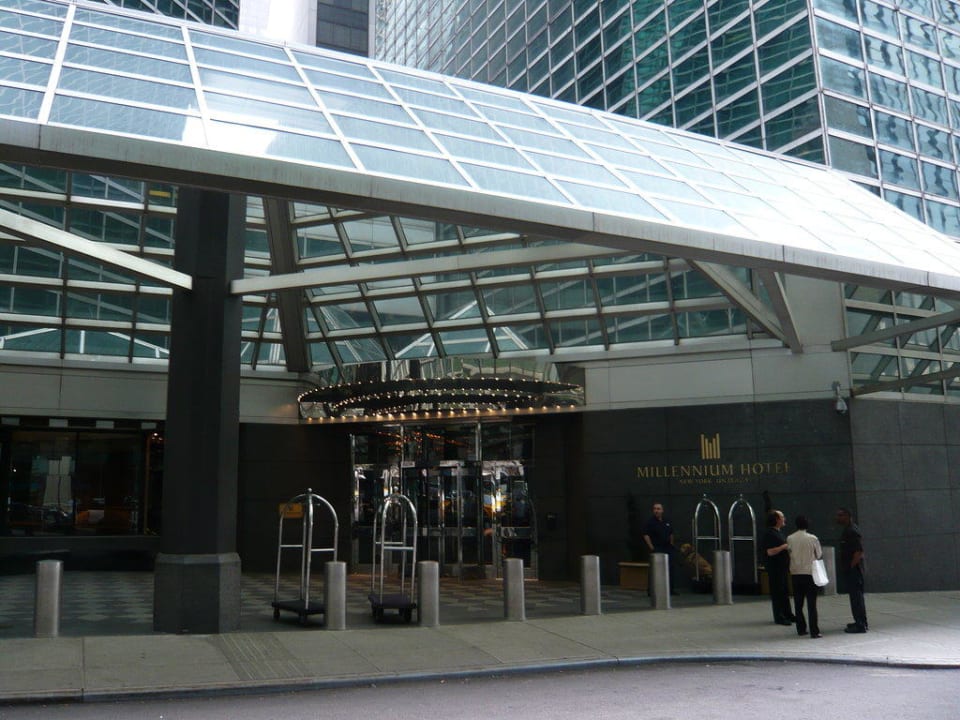 Eingang des Hotels Millennium Hilton New York One UN Plaza