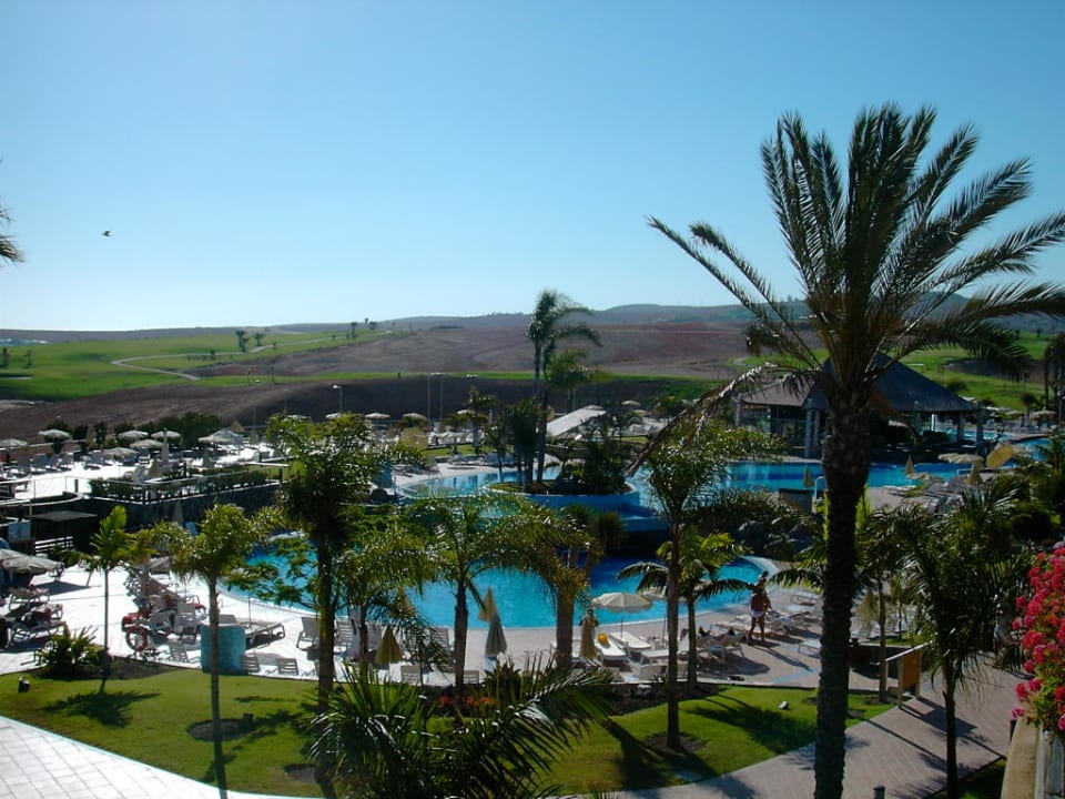 Pool mit Blick auf den dahinterliegenden Golfplatz H10 Playa Meloneras Horizons Collection