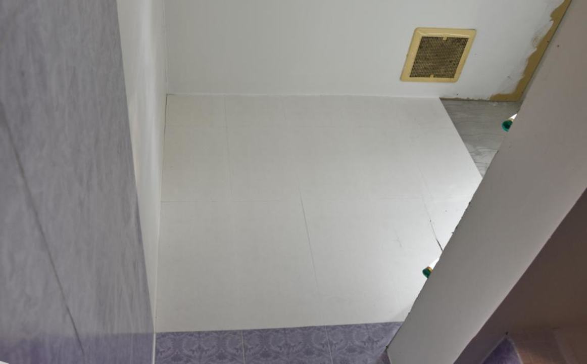 Blick an die Toilettendecke Hotel Tharaburi Resort