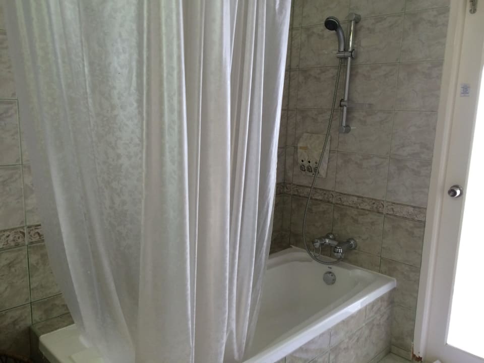 Badewanne & draußen Außendusche  Villa Park Sun Island
