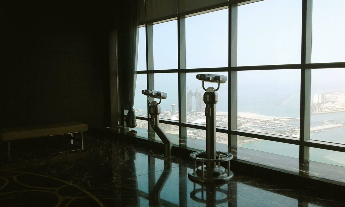 Observatorium mit Ferngläser Conrad Abu Dhabi Etihad Towers