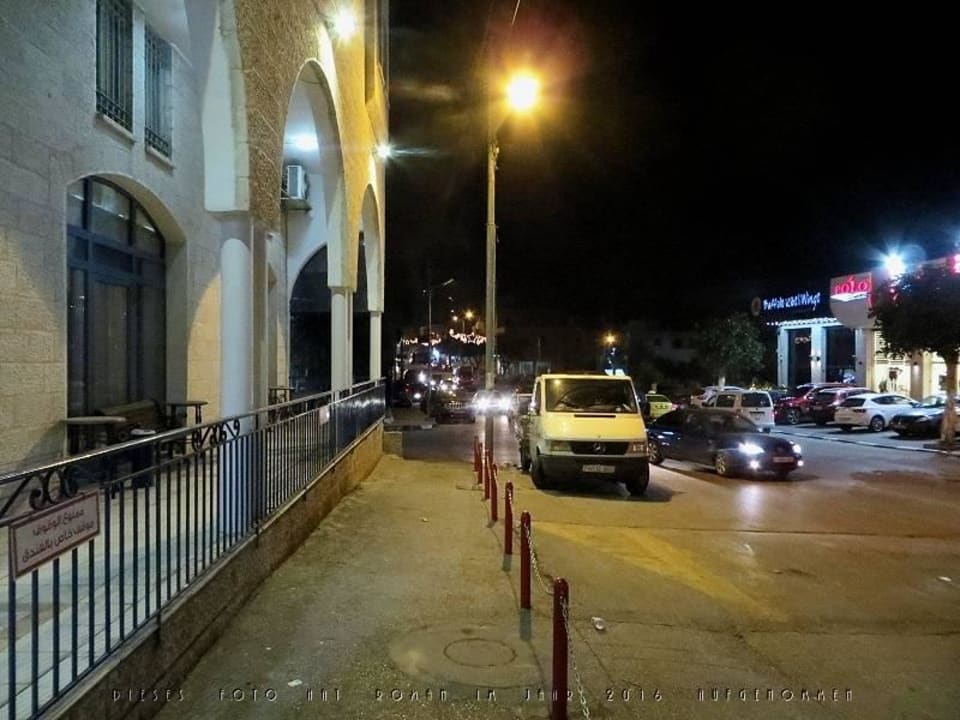 Links das Hotel mit Geländer, Beit Jala Straße Nativity Hotel