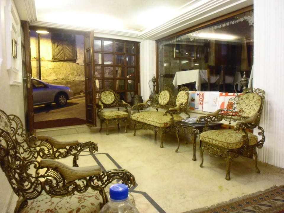 Eingang mit Sitzgelegenheit Dogan Hotel by Prana Hotels & Resorts