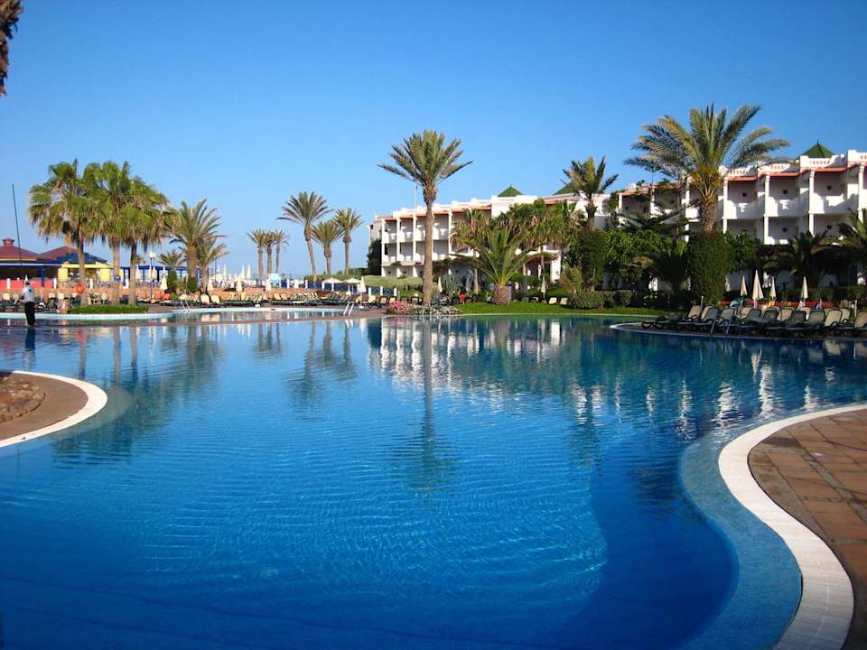 Schöne Poolanlage Iberostar Waves Founty Beach