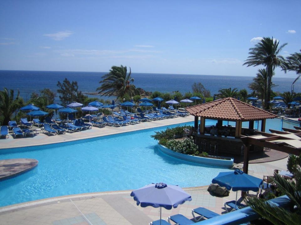 Blick von der Terrasse auf Poolbar und das Meer Rodos Princess Beach Hotel & Spa