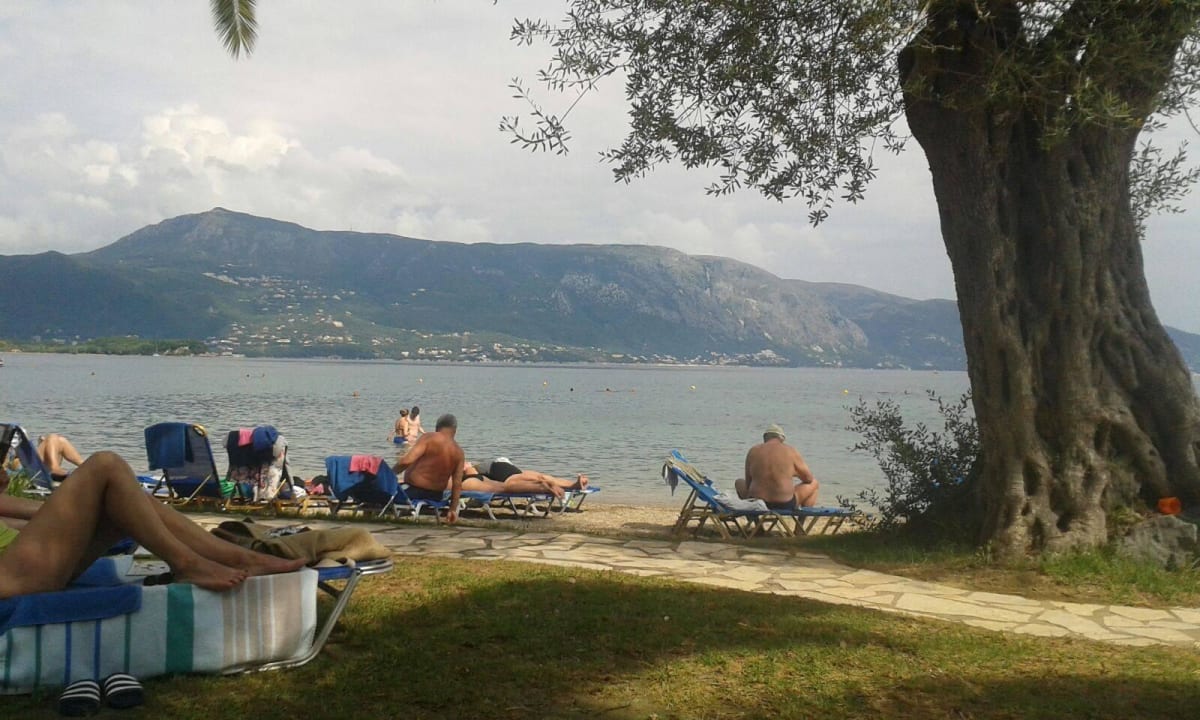 Am kleinen Strand mit großer Gartenanlage Grecotel LUXME Daphnila Bay