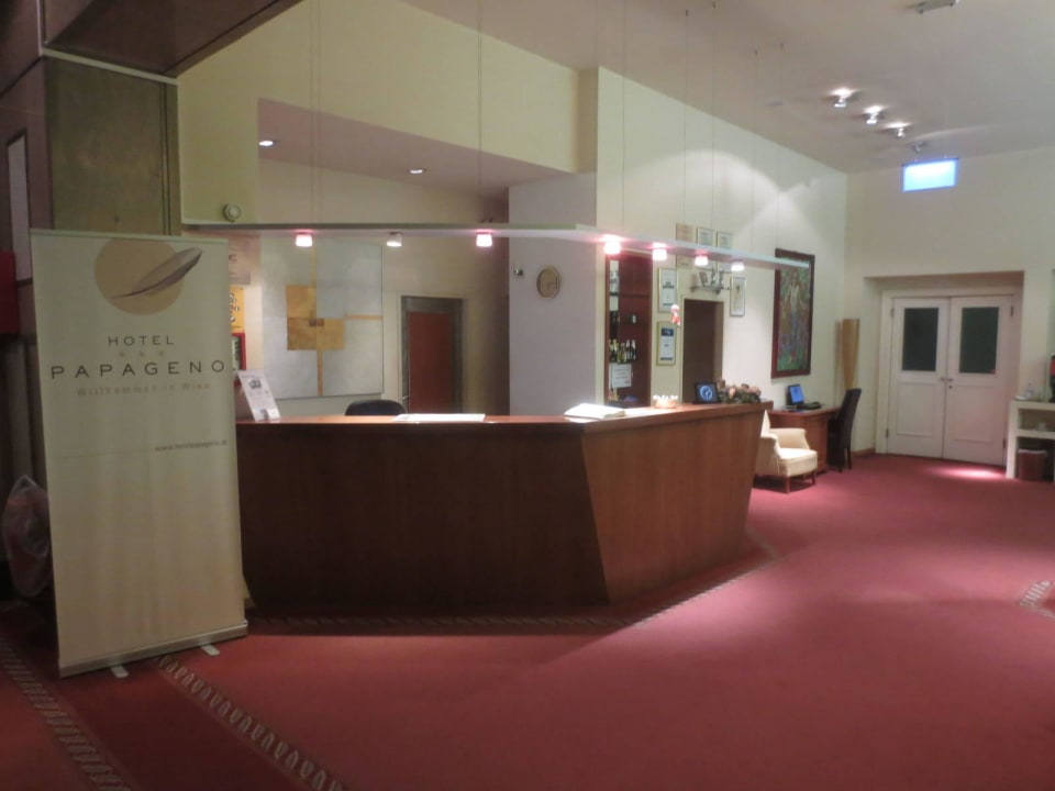 Rezeption Hotel Papageno