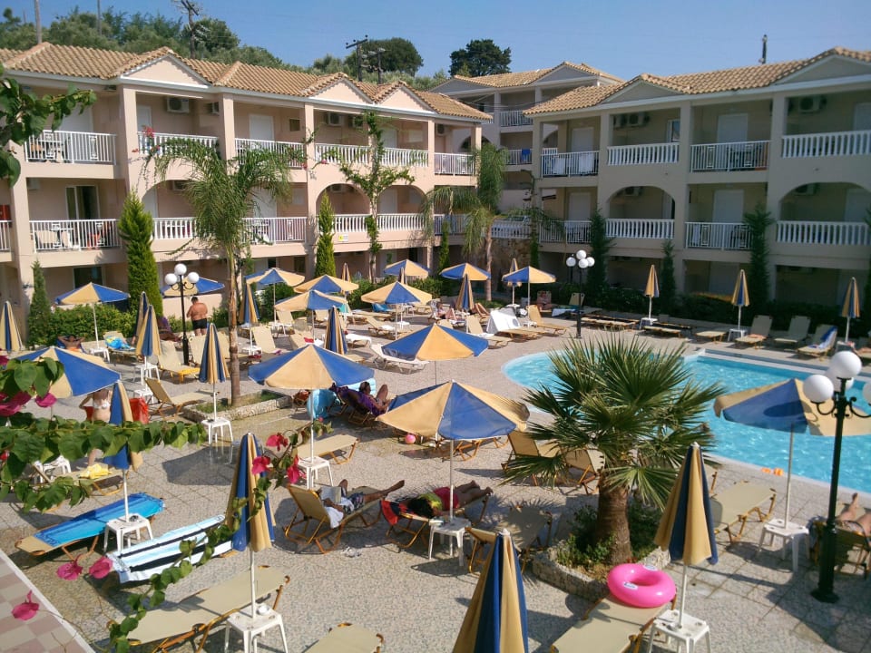 Widok z balkonu na basen Hotel Tsilivi Admiral