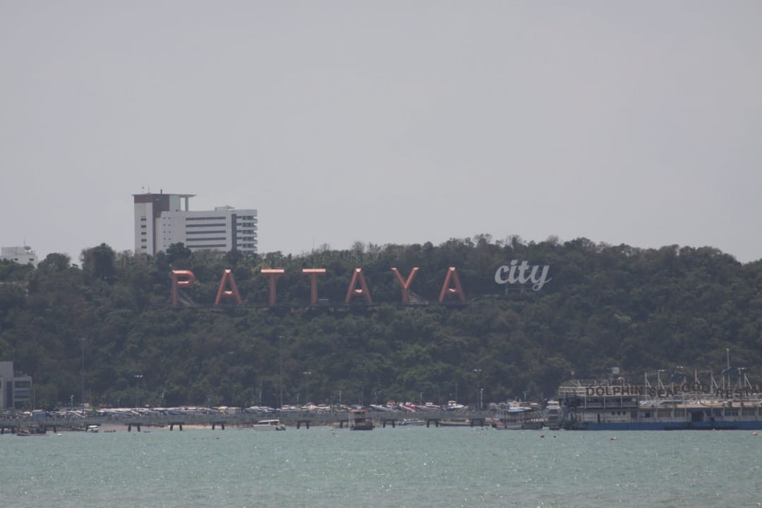 Výhled od zadního vchodu Basaya Beach Hotel & Resort