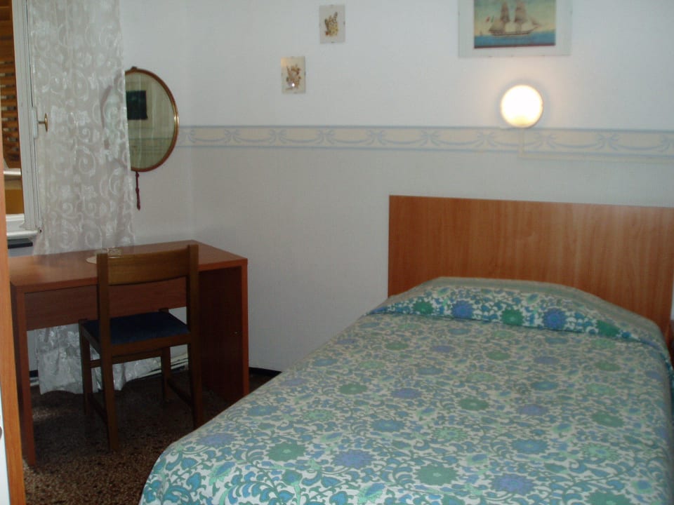 Singola con bagno condiviso Albergo Novecento