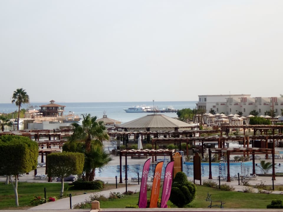 Überblick von der Terrasse des Hauptgebäudes SUNRISE Crystal Bay Resort