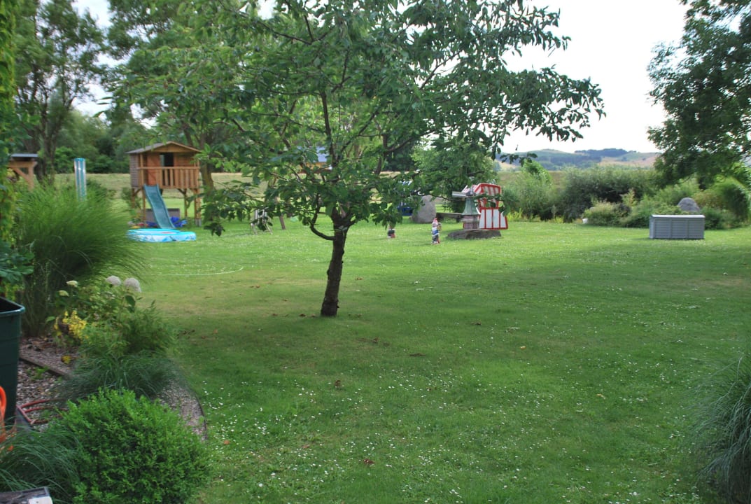Viel schöner Garten für Kinder Hotel Zum Walfisch