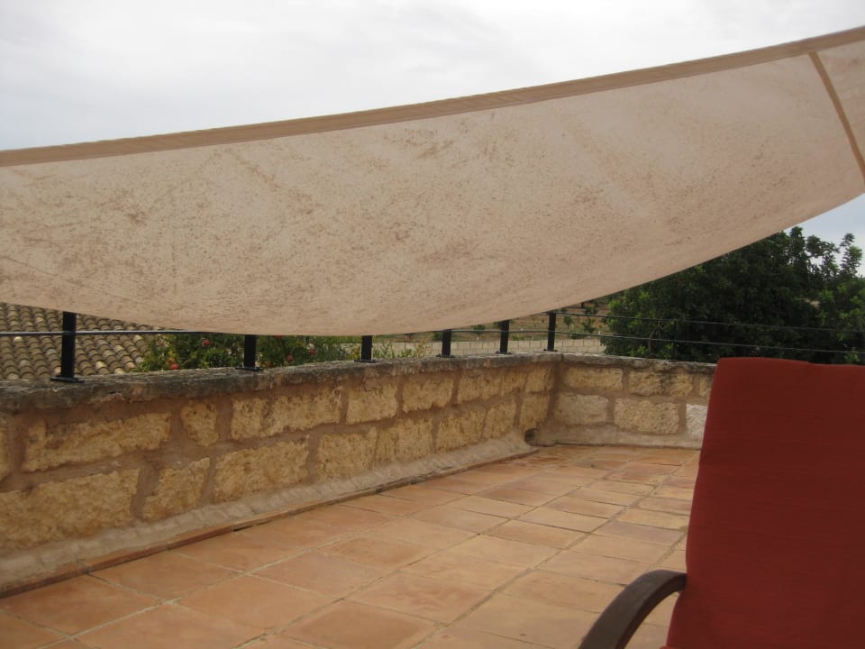 Das Sonnensegel ist voller Sporflecken Hotel Son Trobat Wellness & Spa