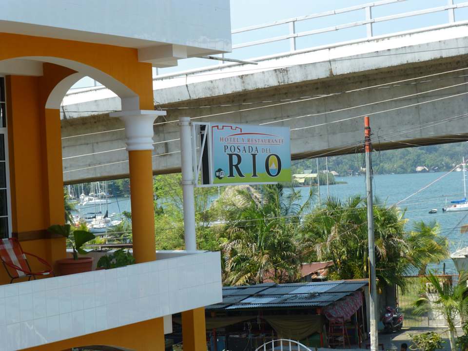 Durch die Brücke eingeschränkte Sicht auf den See Hotel Posada Del Rio
