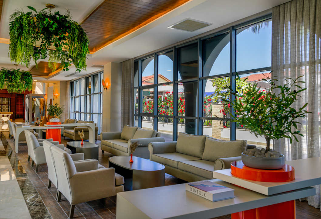 Lobby Side Aluna Hotel