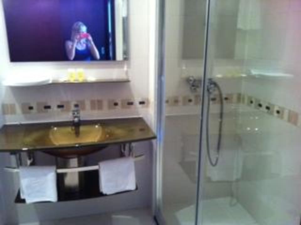Badezimmer mit Dusche Hotel Calypso