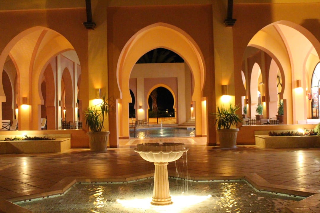 Wasserspiel vor der Lobby bei Nacht Steigenberger Coraya Beach - Adults only