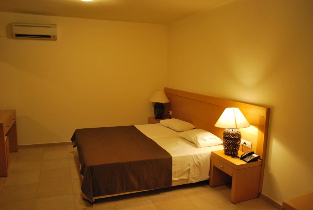 Dwa łózka jako podwójne. Obydwa na kółkach. Ariadne Beach Hotel