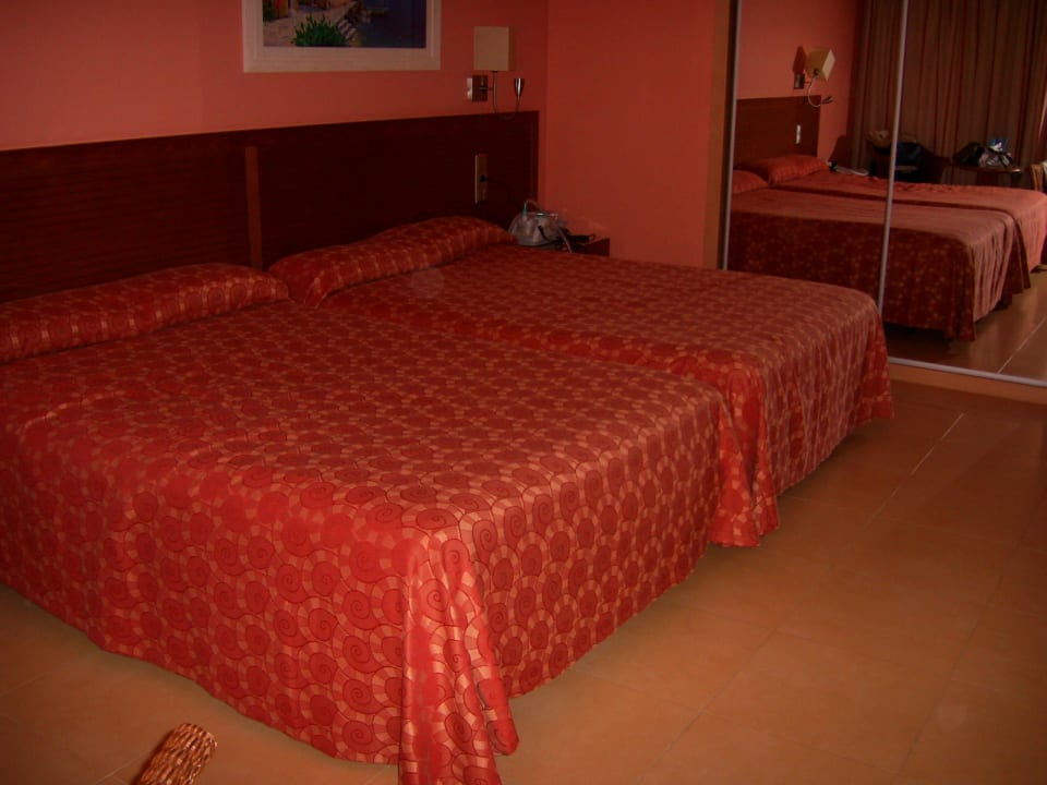 Camas de 1,35 Playamarina Hotel